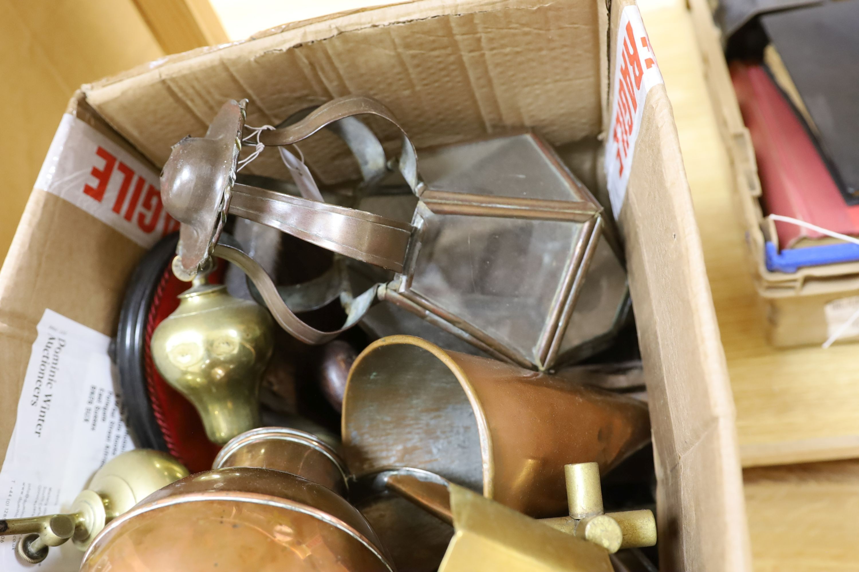 Assorted 19th century and later copper and brassware (1 box)